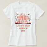 T-shirt Barbecue BBQ Pig Funny Grill Concours Personnalisé<br><div class="desc">Ces t-shirts personnalisés sont parfaits pour un concours de barbecue d'été, un rôti de cochon, un événement grill ou une dégustation de biscuits lors d'un festival. Le dessin montre un cochon rose au-dessus d'un feu avec des saucisses sur les fourchettes et les mots : "Faisons du cochon !" Le reste...</div>