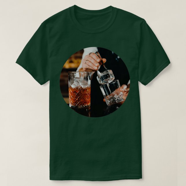 T-shirt Bartender prépare un cocktail negroni (Design devant)