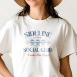 T-shirt Baseball Baseline Social Club avec nom de ligue<br><div class="desc">Préparez-vous à montrer votre fierté de maman de baseball avec notre t-shirt fan de baseball : une police élégante disant "SIDELINE SOCIAL CLUB" et trois chaises de camp, baseball et étoiles. Nous avons laissé un espace spécial pour le nom de votre équipe, vous permettant de personnaliser ce design et de...</div>