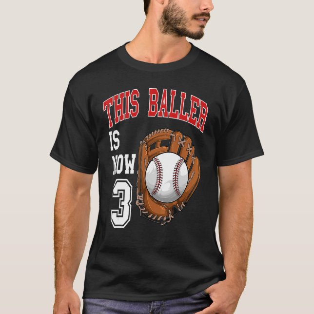 T-shirt Baseball - Ce Baller a maintenant 3 ans 3e anniver (Devant)