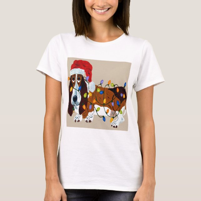 T-shirt Basset embrouillé dans des lumières de Noël (Devant)