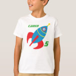 T-shirt Bateau à fusée Anniversaire Garçon Personnalisé En<br><div class="desc">Obtenez votre garçon ou votre fille ce t-shirt spatial cool pour leur fête d'anniversaire astronaute ou sur le thème spatial. Customisez avec le nom et l'âge de votre enfant dans la police d'espace vert cool. Image rocketship bleu et rouge nette est copyright sur prettygrafik.com.</div>