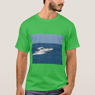 T-shirt Bateau à moteur blanc naviguant sur une mer bleu p