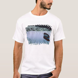 T-shirt Bateau à rames sur un petit lac entouré d'eau