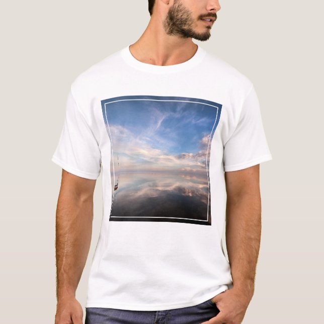T-shirt Bateau À Voile Seul Dans Les Eaux Calmes De Salton (Devant)