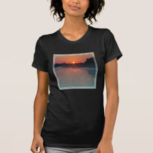 T-shirt Bateau au lever du soleil sur la rivière