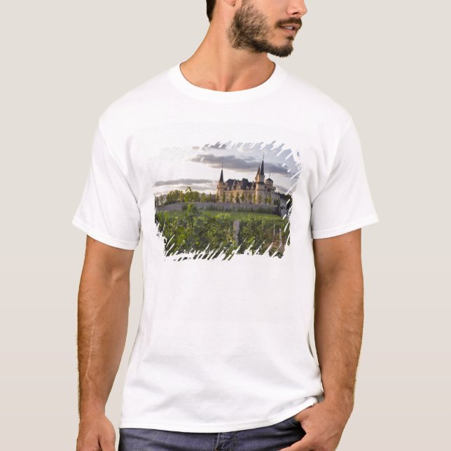 T-shirt Bâtiment de cave à vin vu depuis le vignoble à (Devant)