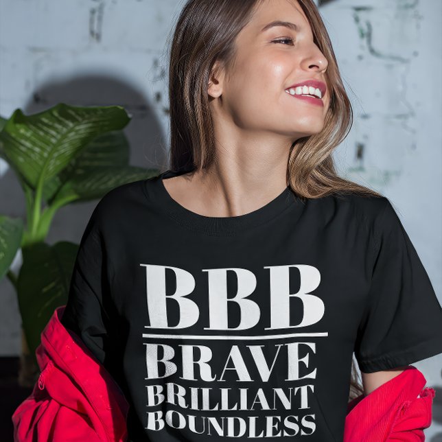 T-shirt BBB- Brave, brillant, sans limites (Young woman wears a "BBB: Brave, Brilliant, Boundless" black t-shirt.)