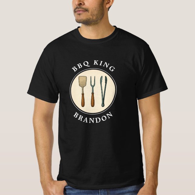 T-shirt BBQ King Grilling Tools Emblem Nom du père (Devant)