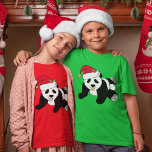T-shirt Bear Panda de Noël mignonne à Santa Hat Kids<br><div class="desc">Ce Père Noël Panda est un beau t-shirt animal pour filles de vacances pour un enfant qui aime les ours de panda et les cadeaux de Noël rouges et verts. J'aime les animaux sauvages et un ours de panda de Noël prend le gâteau avec un chapeau de Père Noël rouge...</div>