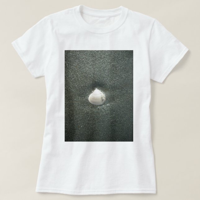 T-shirt Beau coquillage dans le sable : Un souvenir salé (Design devant)