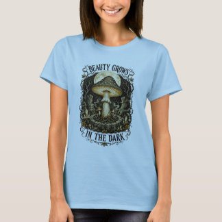 T-shirt Beauté qui grandit dans un vieux champignon vintag