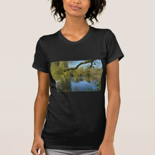T-shirt beaux arbres de saule printaniers au bord de l'éta