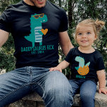 T-shirt Bébé mignon Turquoise Dino Nom Père Enfant Corresp<br><div class="desc">Conception de texte personnalisable avec un charmant bébé turquoise T-rex dans une coquille d'oeuf tenant un coeur. Trouvez un maillot de dinosaure de papas assorti dans ma collection "papa et moi dessins".</div>