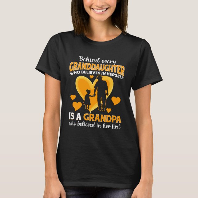 T-shirt Behind Granddaughter Who Believes In Herself is A  (Devant)