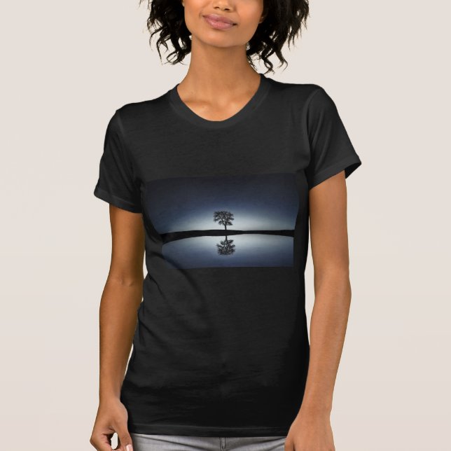 T-shirt Bel arbre solitaire reflété dans le lac la nuit (Devant)