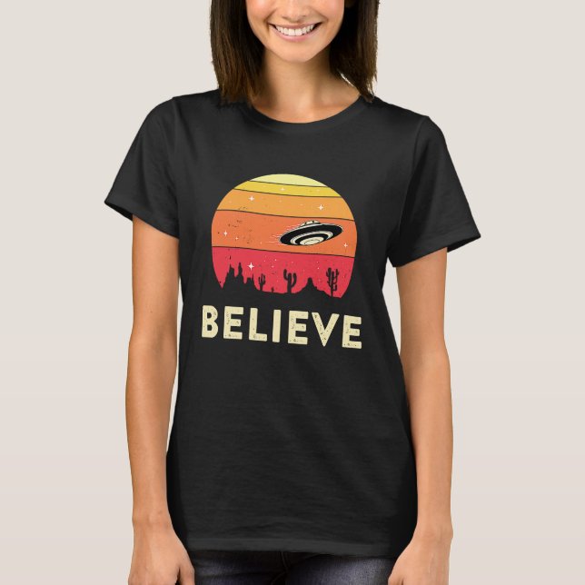 T-shirt Believe In UFOs UFO Believer Alien Ufology Flying  (Devant)