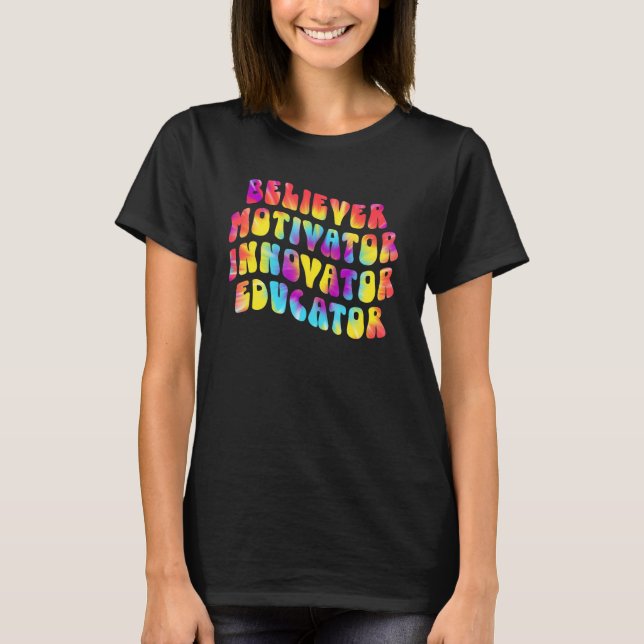 T-shirt Believer Motivator Innovator Educator Tie dye Teac (Devant)