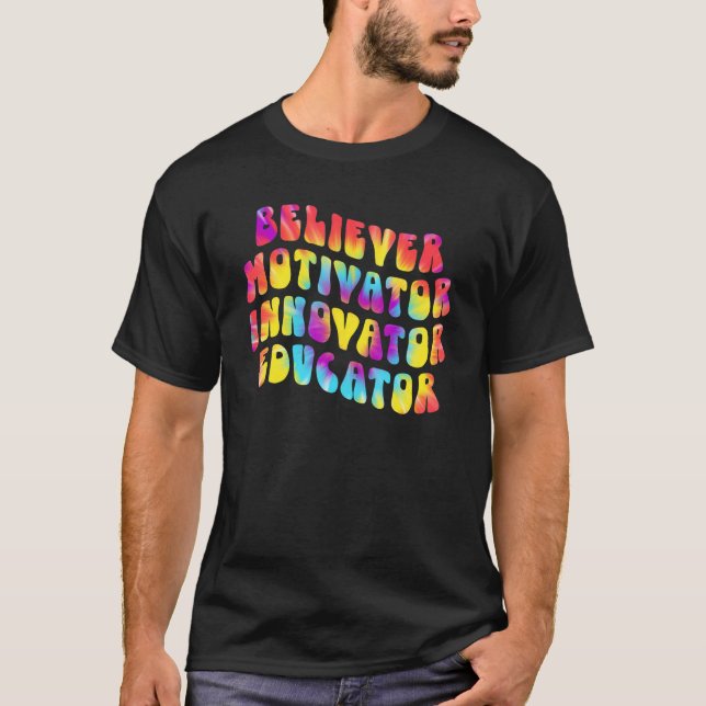 T-shirt Believer Motivator Innovator Educator Tie dye Teac (Devant)
