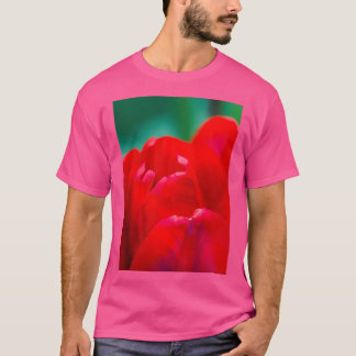 T-shirt Belle tulipe rouge sur doux fond vert flou