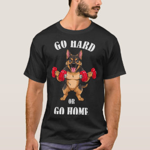 T-shirt Berger allemand faisant de l'exercice en soulevant