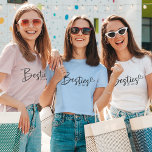 T-shirt Besoins de l'année personnalisée BFF Moderne Scrip<br><div class="desc">Correspondance Valentine's Day T-Shirt pour Best Friends Forever dans un design de script moderne et tendance avec votre année personnalisée votre amitié a été établie. Surprenez votre Bestie avec cette douce surprise et amusante ! Aussi génial que le cadeau de maman et fille assorti!</div>