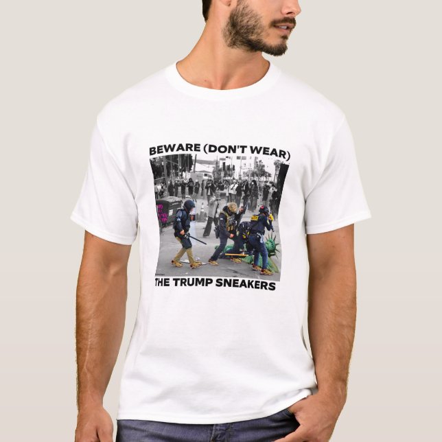 T-SHIRT "BEWARE (DON'T WEAR) THE TRUMP SNEAKERS" SHIRT (Devant)