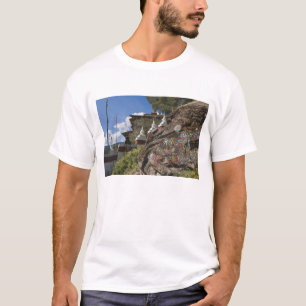 T-shirt Bhoutanais écrivant sur les rochers et les chorte