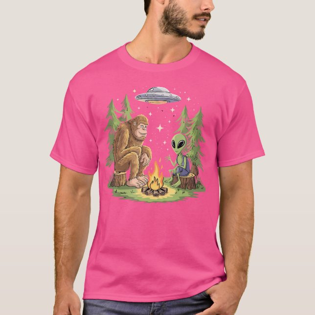 T-shirt Bigfoot Amusant Et Alien Feu De Campement Sur Sasq (Devant)