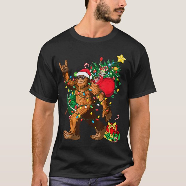 T-shirt Bigfoot Christmas Tree Lights Xmas Boys Men Sasqua (Devant)