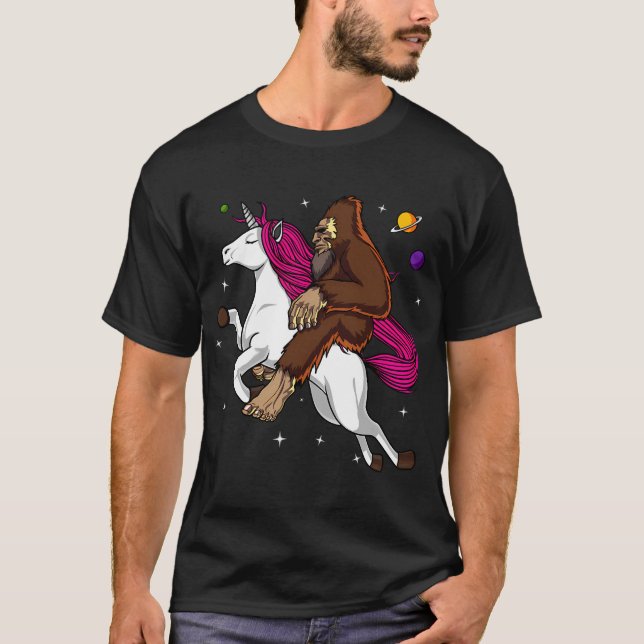 T-shirt Bigfoot de l'espace chevauchant une licorne (Devant)