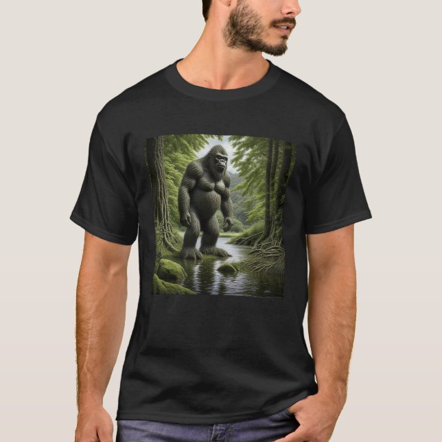 T-shirt Bigfoot debout dans un dessin de Creek (Devant)