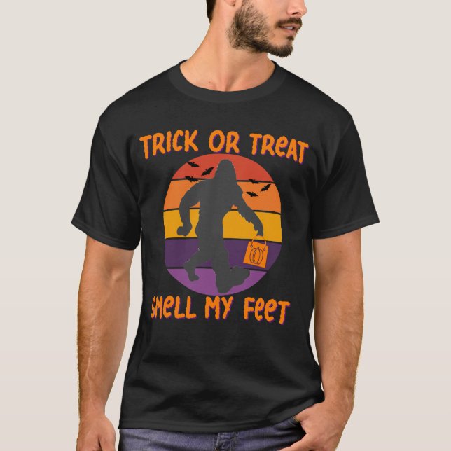 T-shirt Bigfoot Halloween Trick ou traiter l'odeur mes pie (Devant)