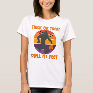 T-shirt Bigfoot Halloween Trick ou traiter l'odeur mes pie