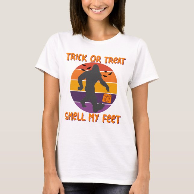 T-shirt Bigfoot Halloween Trick ou traiter l'odeur mes pie (Devant)