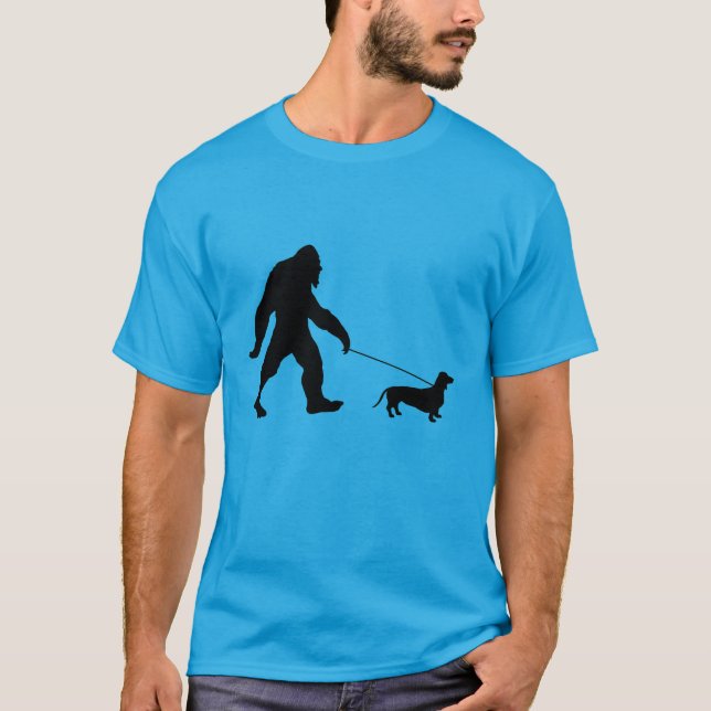 T-shirt Bigfoot marchant son chien (Devant)