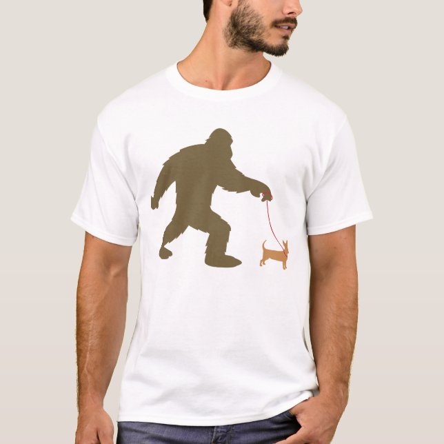 T-shirt Bigfoot marchant un Chiweenie (Devant)