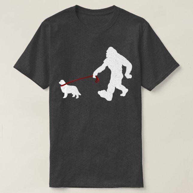 T-shirt Bigfoot Marcher Avec Le Chien De Terre-Neuve Drôle (Design devant)