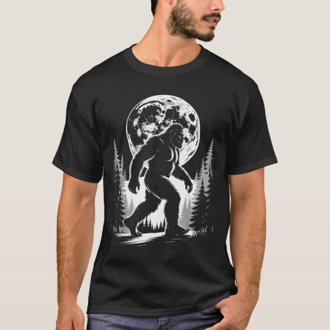 T-shirt Bigfoot Moonlight Sasquatch Forest Cryptid Outdoor (Devant)