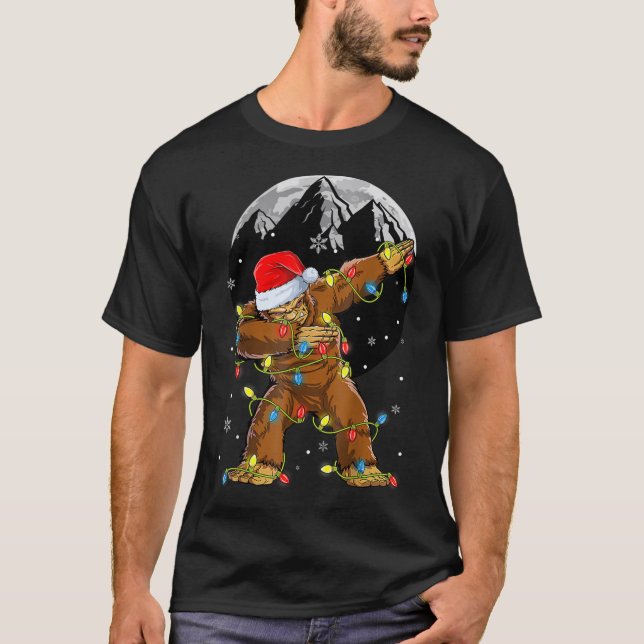 T-shirt Bigfoot Père Noël Christmas Tree Lights Xmas Boys  (Devant)