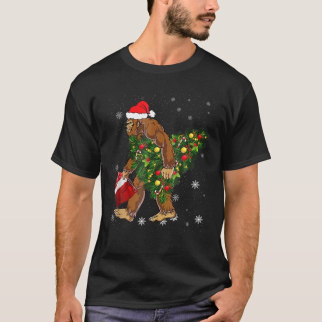 T-shirt Bigfoot portant Noël Arbre Sasquatch Croyant (Devant)