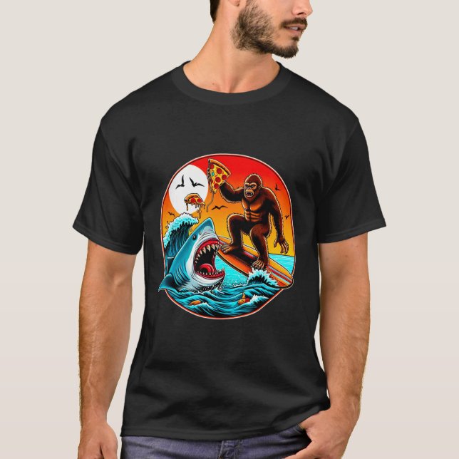 T-shirt Bigfoot Surfant Mangeant une Pizza Requin Attaque  (Devant)