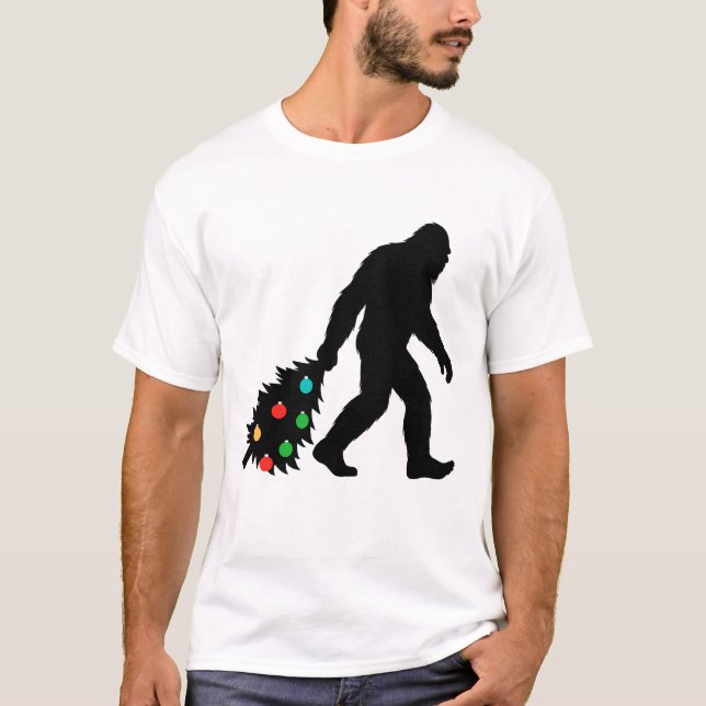 T-shirt Bigfoot traînant un arbre de Noël (Devant)