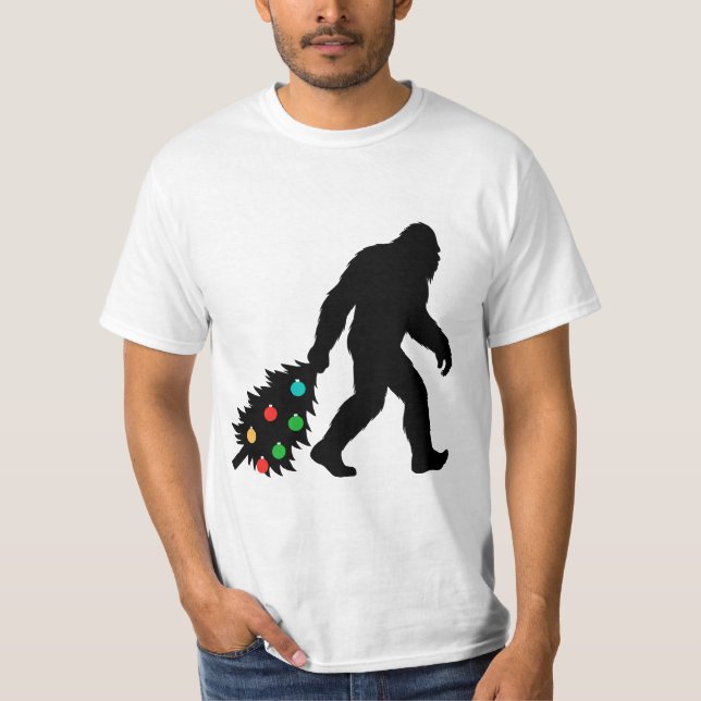 T-shirt Bigfoot traînant un arbre de Noël (Devant)