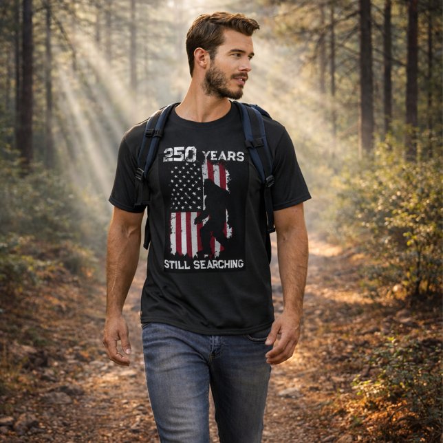 T-shirt Bigfoot USA 250 Still Searching 1776–2026  (Créateur téléchargé)