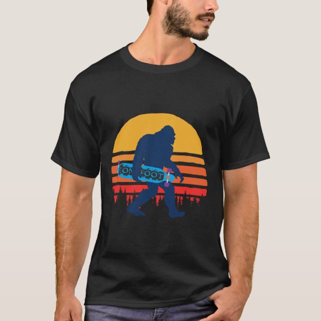T-shirt Bigfoot With Longboard - Skateboarding  (Devant)