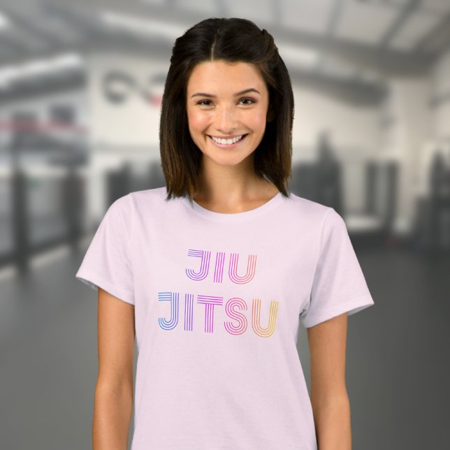 T-shirt BJJ Funky Brésilienne Jiu Jitsu Femmes Roses (Light pink women's jiu jitsu t-shirt worn by a female model in the gym.)