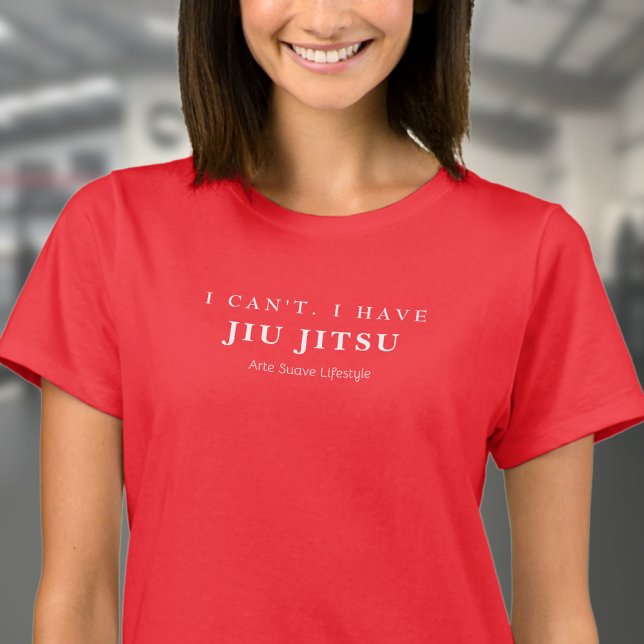 T-shirt BJJ Je ne peux pas avoir Jiu Jitsu Arte Suave (Woman wearing red BJJ tshirt in a gym.)