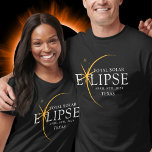 T-shirt Black & Gold 2024 Texas Total Solar Eclipse<br><div class="desc">Voici notre t-shirt moderne Black & Gold 2024 Texas Total Solar Eclipse Custom T-Shirt, une pièce élégante et commémorative pour cet événement céleste rare. cette chemise capture l'élégance et l'excitation de l'éclipse solaire totale. Avec l'année 2024 courageusement affichée, ainsi que l'emplacement du Texas, il sert de garde intemporelle de ce...</div>