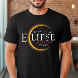 T-shirt Black & Gold 2024 Texas Total Solar Eclipse<br><div class="desc">Voici notre t-shirt moderne Black & Gold 2024 Texas Total Solar Eclipse Custom T-Shirt, une pièce élégante et commémorative pour cet événement céleste rare. cette chemise capture l'élégance et l'excitation de l'éclipse solaire totale. Avec l'année 2024 courageusement affichée, ainsi que l'emplacement du Texas, il sert de garde intemporelle de ce...</div>